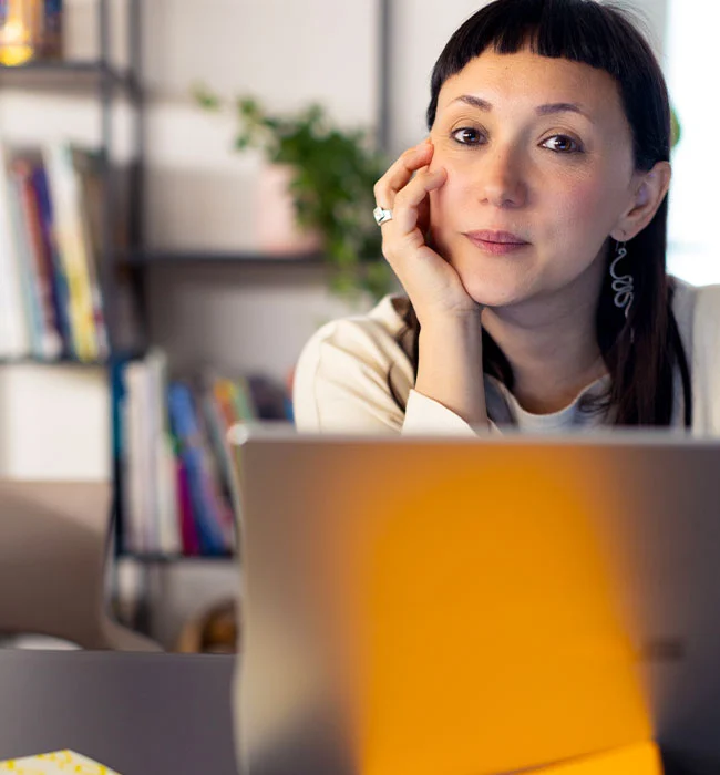 Silvia che guarda oltre lo schermo del suo computer 